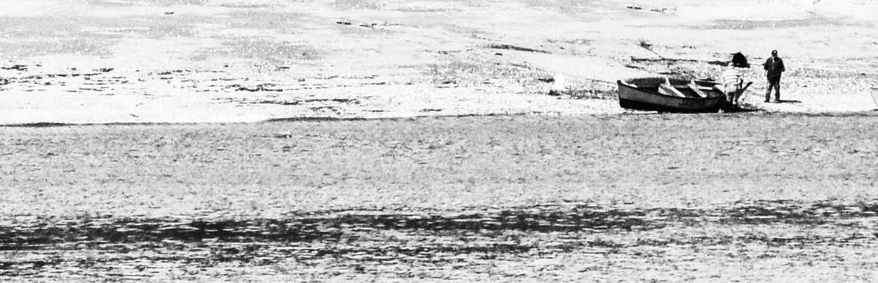 La barca en la orilla.