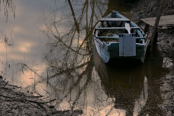 la barque de marais abandonnée.....