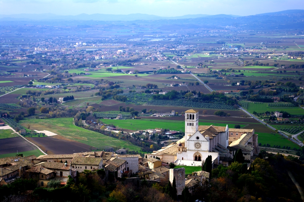 La basilica di assisi e la vallata ai suoi piedi,fra misticismo e natura.