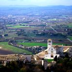 La basilica di assisi e la vallata ai suoi piedi,fra misticismo e natura.