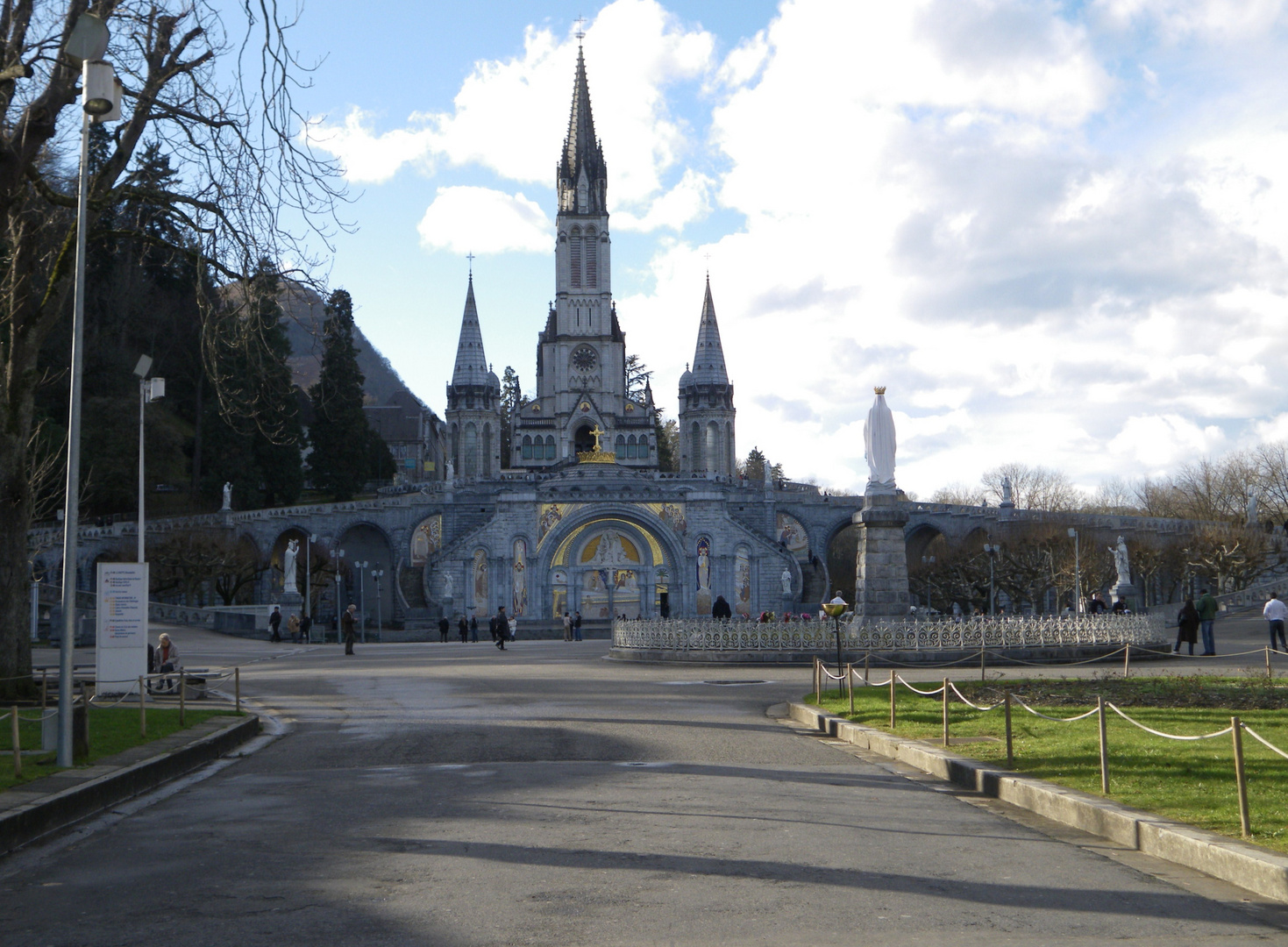 La basilique de Lourdes, près de Tarbes