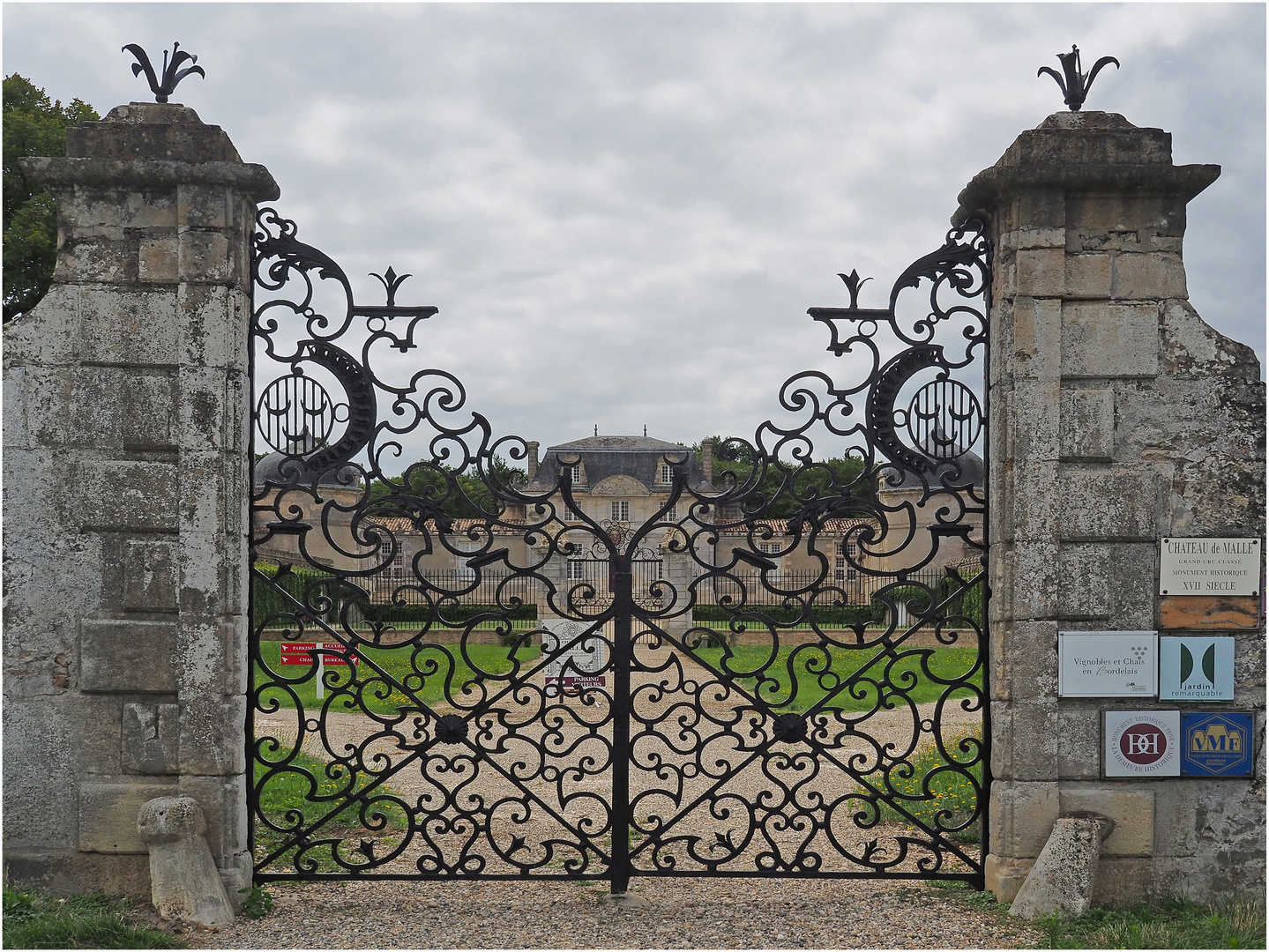 La belle grille d’entrée du Château de Malle