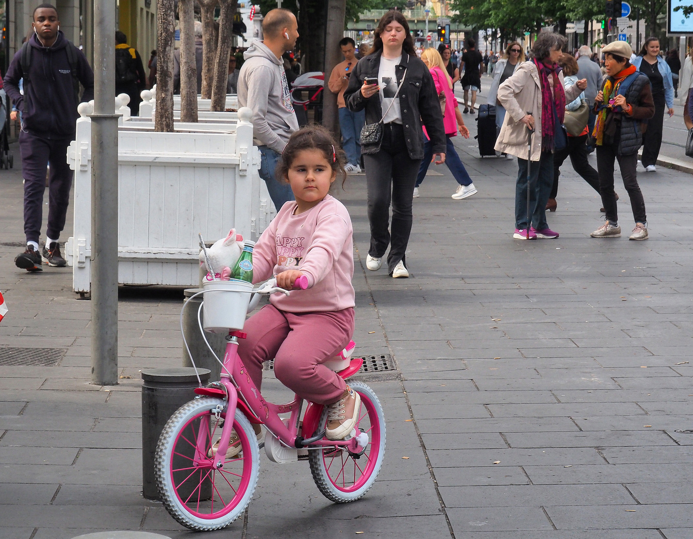 La bicyclette et la jeune cycliste roses