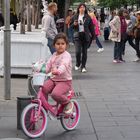 La bicyclette et la jeune cycliste roses