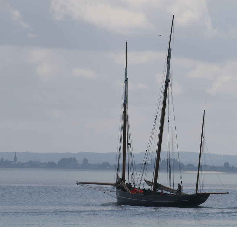 la bisquine de cancale a la sortie du port