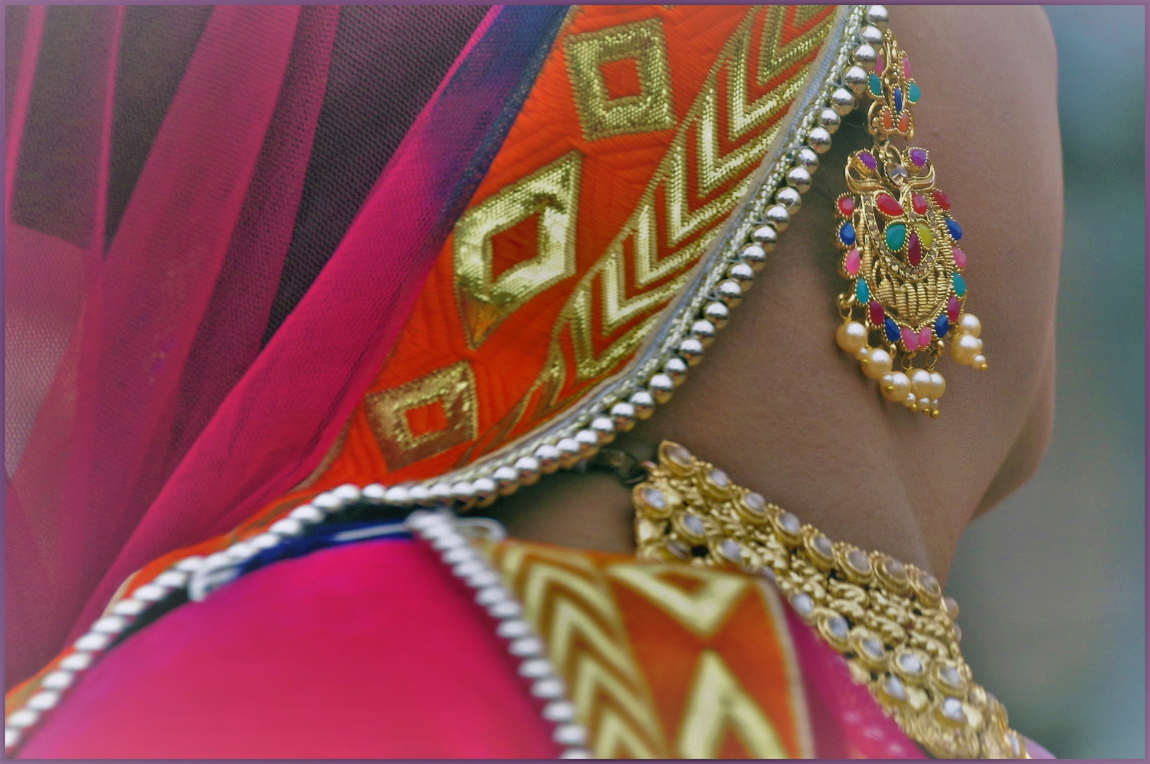 la boucle d oreille d une danseuse indienne ....