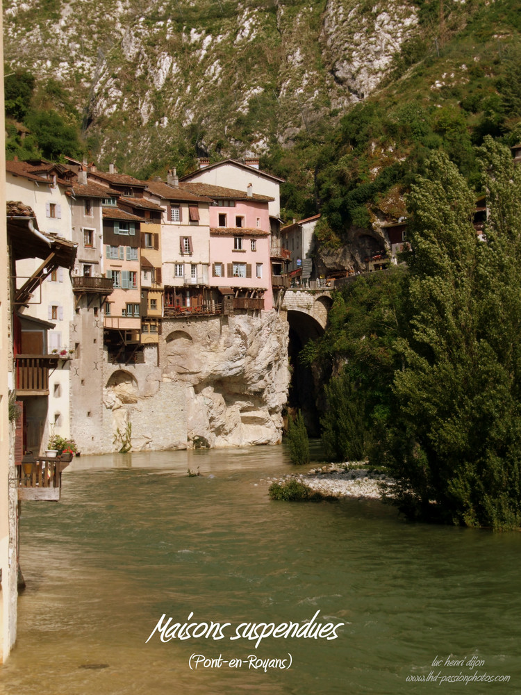 La bourne & maisons suspendues