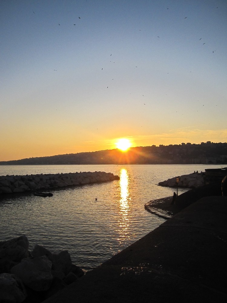 La buonasera del sole a Napoli