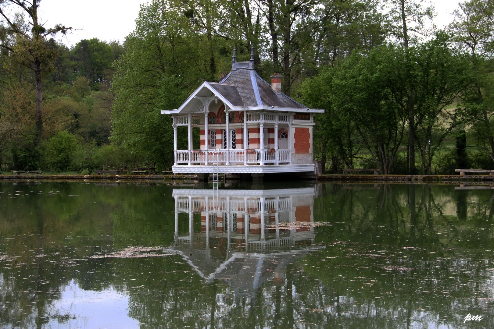 La cabane du club de pçeche de St Pierre de Chignac, pas mal ?