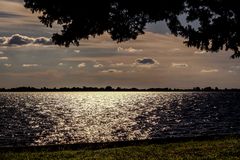 La caida del día en la laguna II