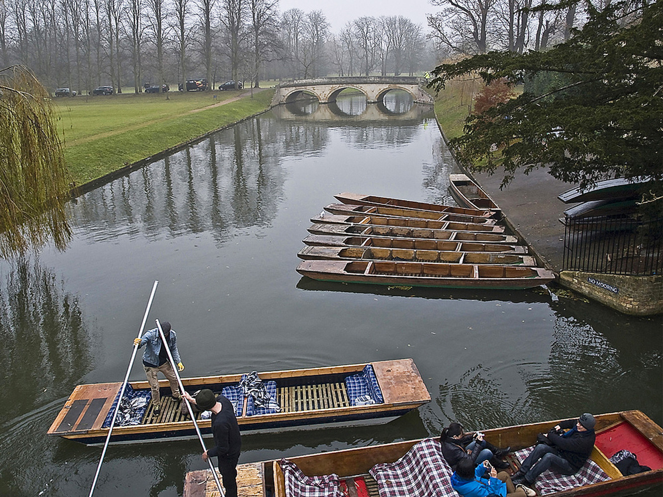 La Cam et ses « punts », en hiver  --  Cambridge  --  Die Cam und ihre « Punts » ; im Winter