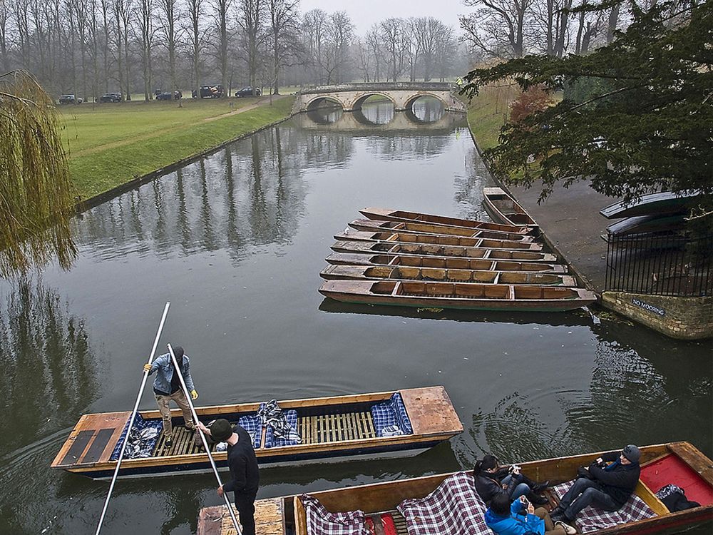 La Cam et ses « punts », en hiver  --  Cambridge  --  Die Cam und ihre « Punts » ; im Winter