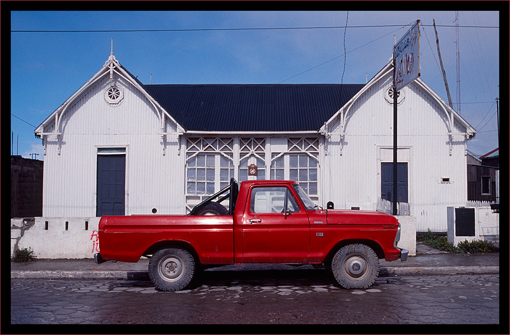 - La Camioneta Roja -