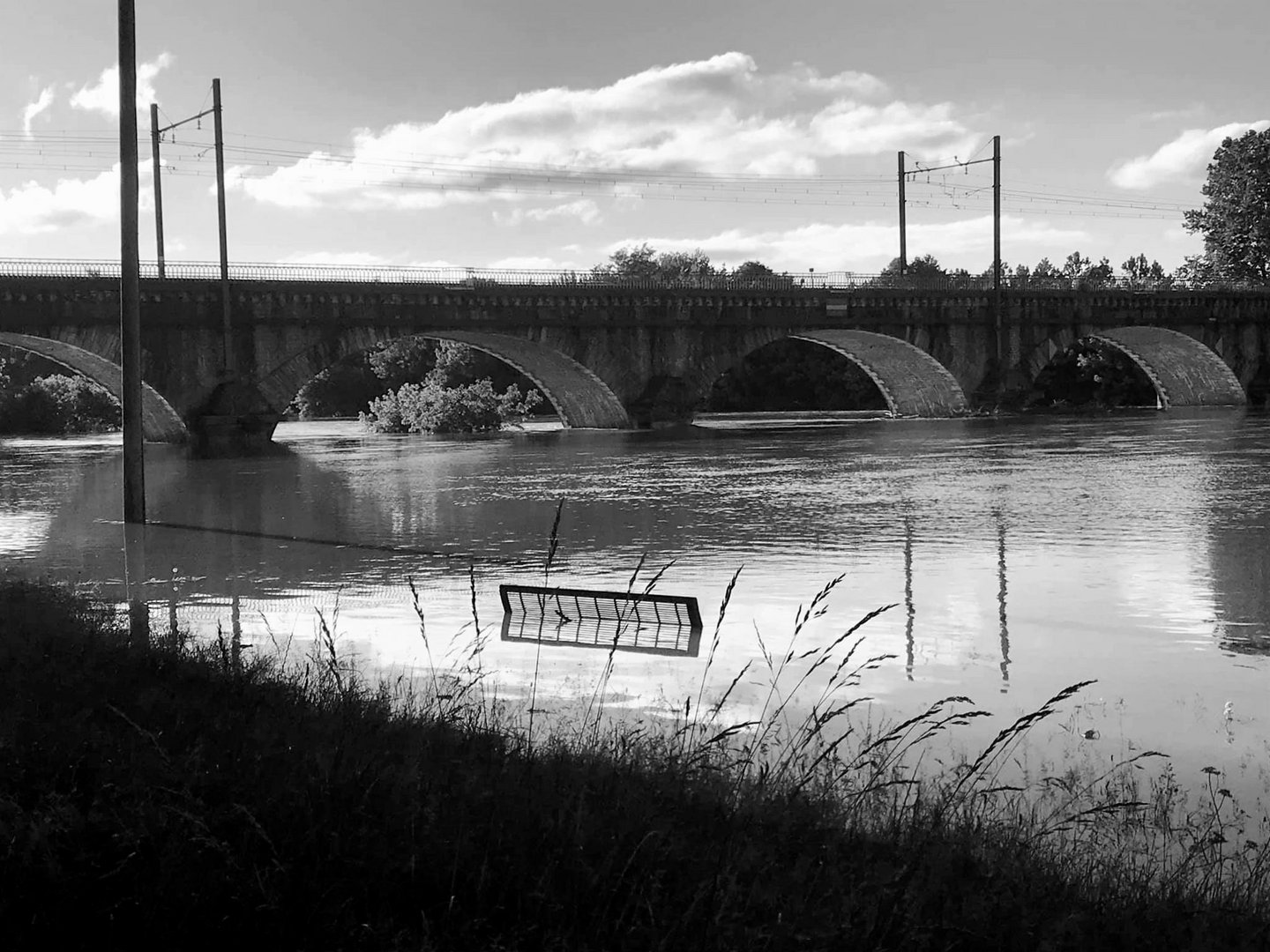 la capricieuse adour se rebelle! ( versus black and white )