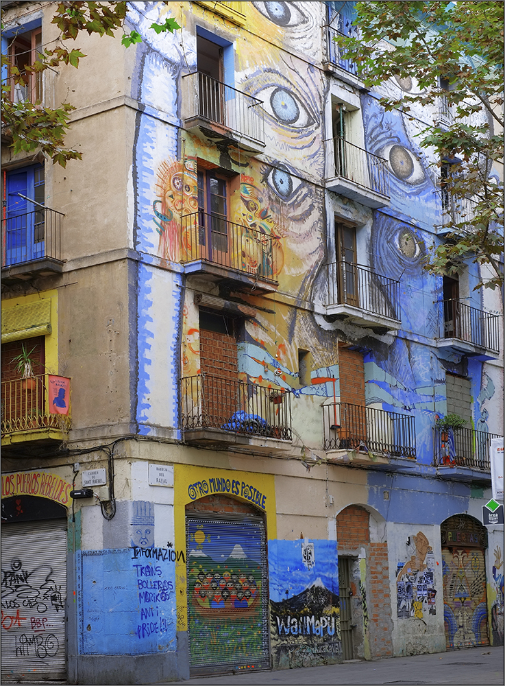 La casa que nos mira -- Rambla del Raval (Barcelona)