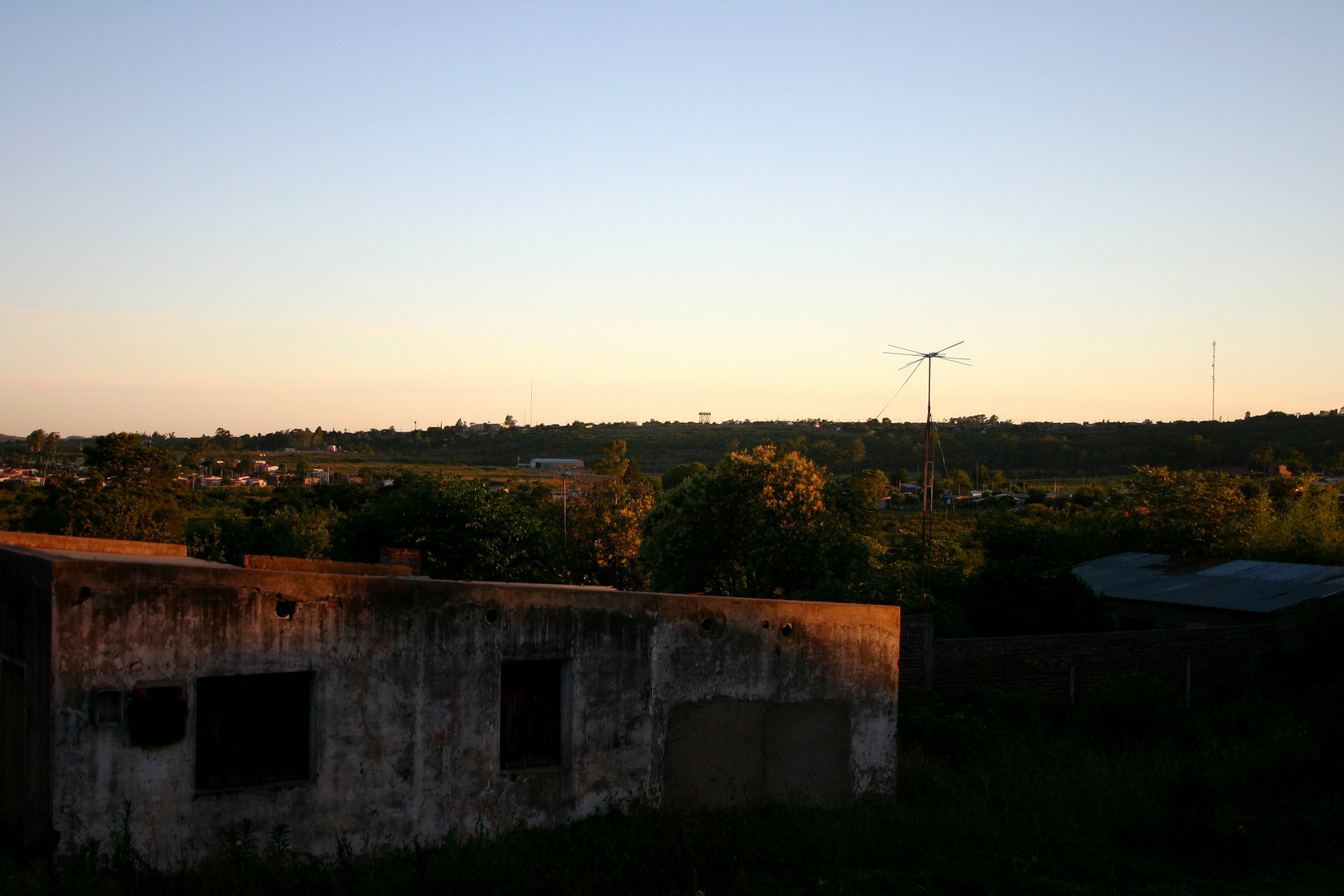 LA CASA VIEJA Y EL SOL PONIENTE