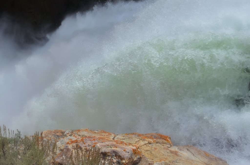 la cascata fra le terre rosse