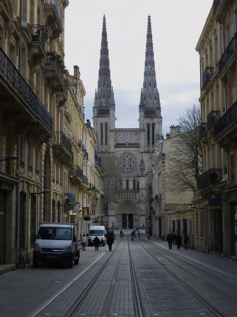 la cathédrale près de la Mairie de Bordeaux