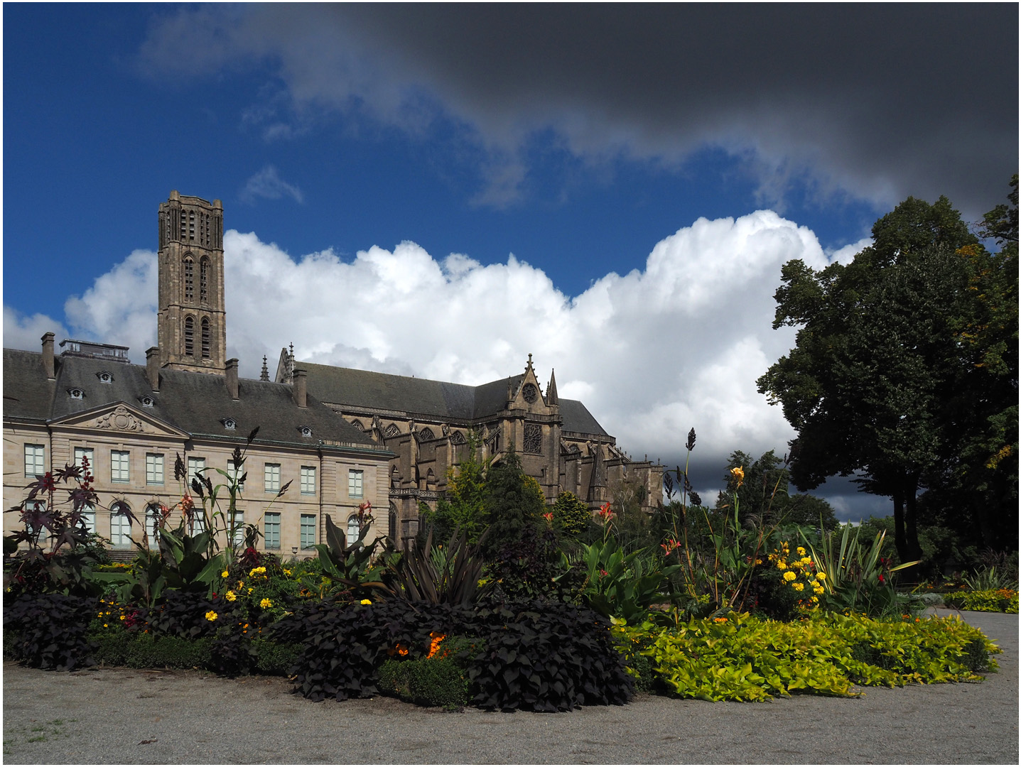 La Cathédrale Saint-Etienne de Limoges vue des jardins de l‘Evêché 