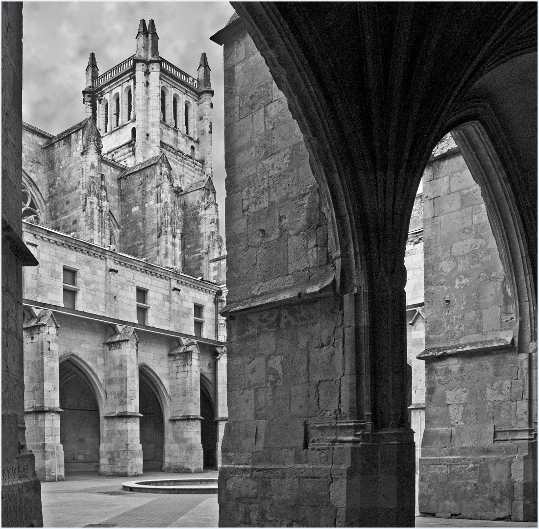 La Cathédrale Saint-Pierre de Condom vue du cloître (XVIème)