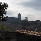 La Cathédrale Saint-Pierre surveille Condom dans la légère brume matinale