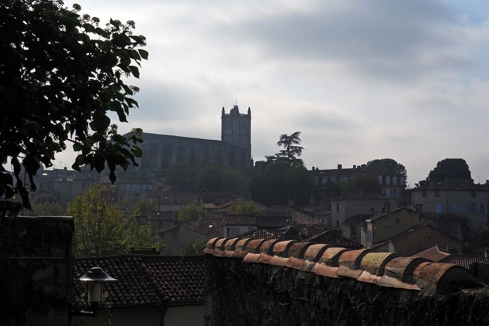 La Cathédrale Saint-Pierre surveille Condom dans la légère brume matinale