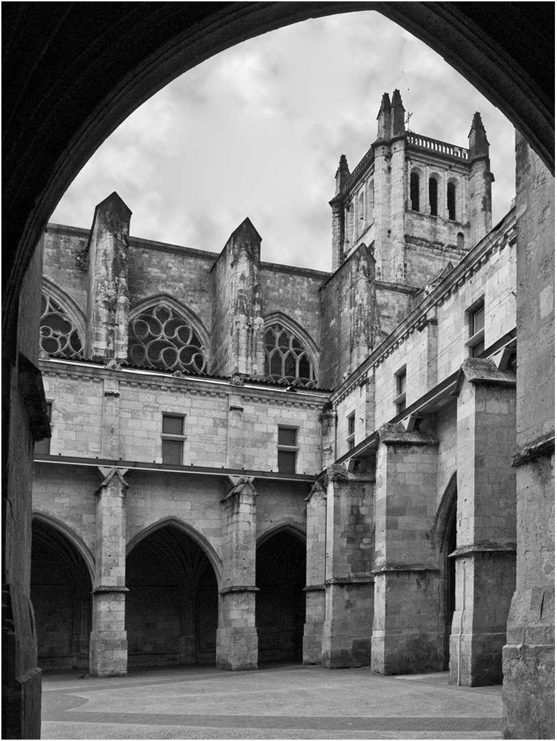 La Cathédrale Saint-Pierre vue du Cloître  --  Condom, Gers