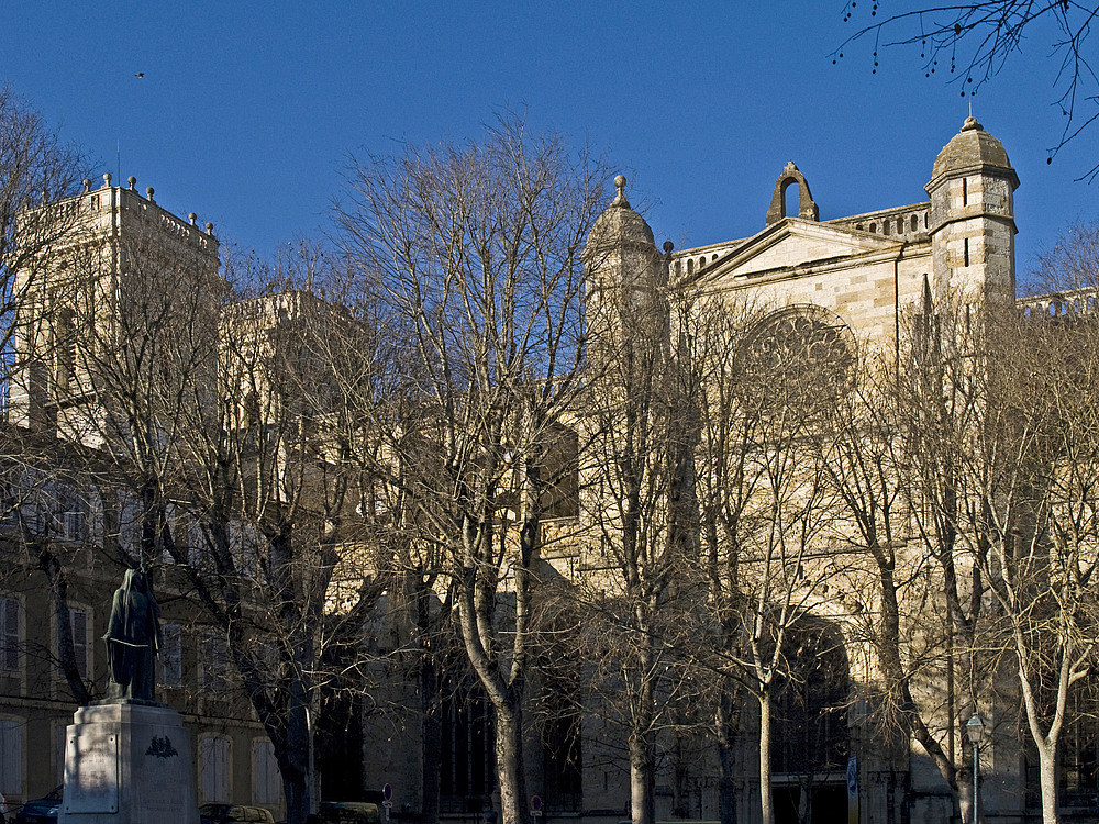 La Cathédrale Sainte-Marie de Auch vue de la Place Salinis en hiver