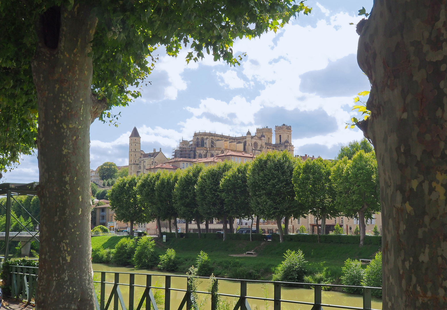 La Cathédrale Sainte-Marie et la Tour d’Armagnac…