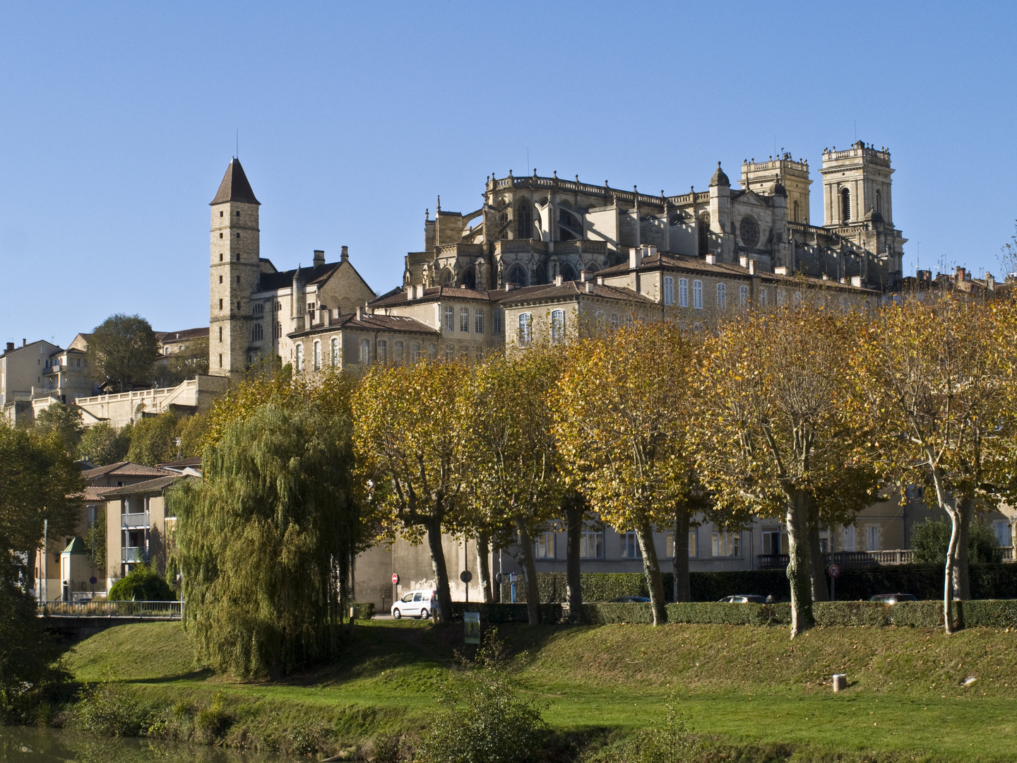  La Cathédrale Sainte-Marie et la Tour d’Armagnac en automne