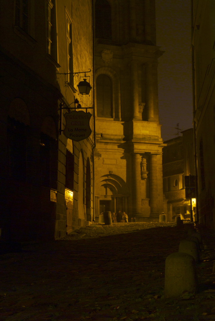 LA CATHEDRALE ST PIERRE VU DE LA PORTE MORDELAISE