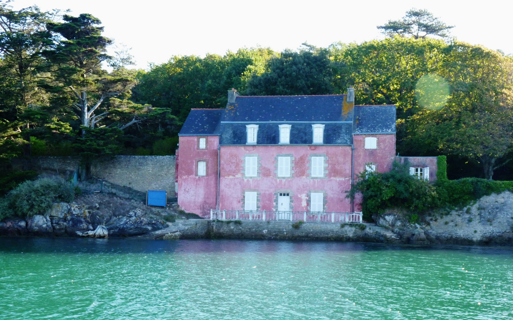 La célèbre maison rose en quittant le port de Conleau à Vannes(Morbihan)