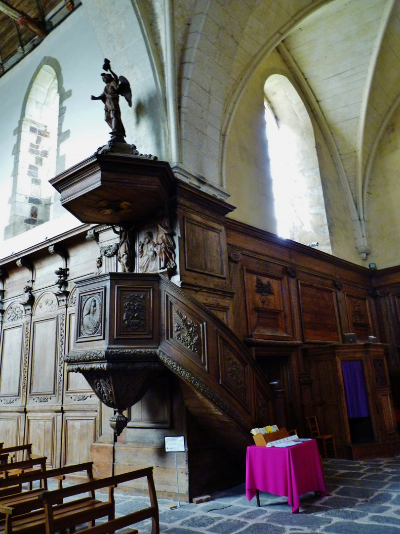 La chaire dans l'église de Paimpont (Morbihan)