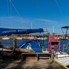 la chaise en pink et le ciel en bleu