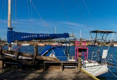 la chaise en pink et le ciel en bleu