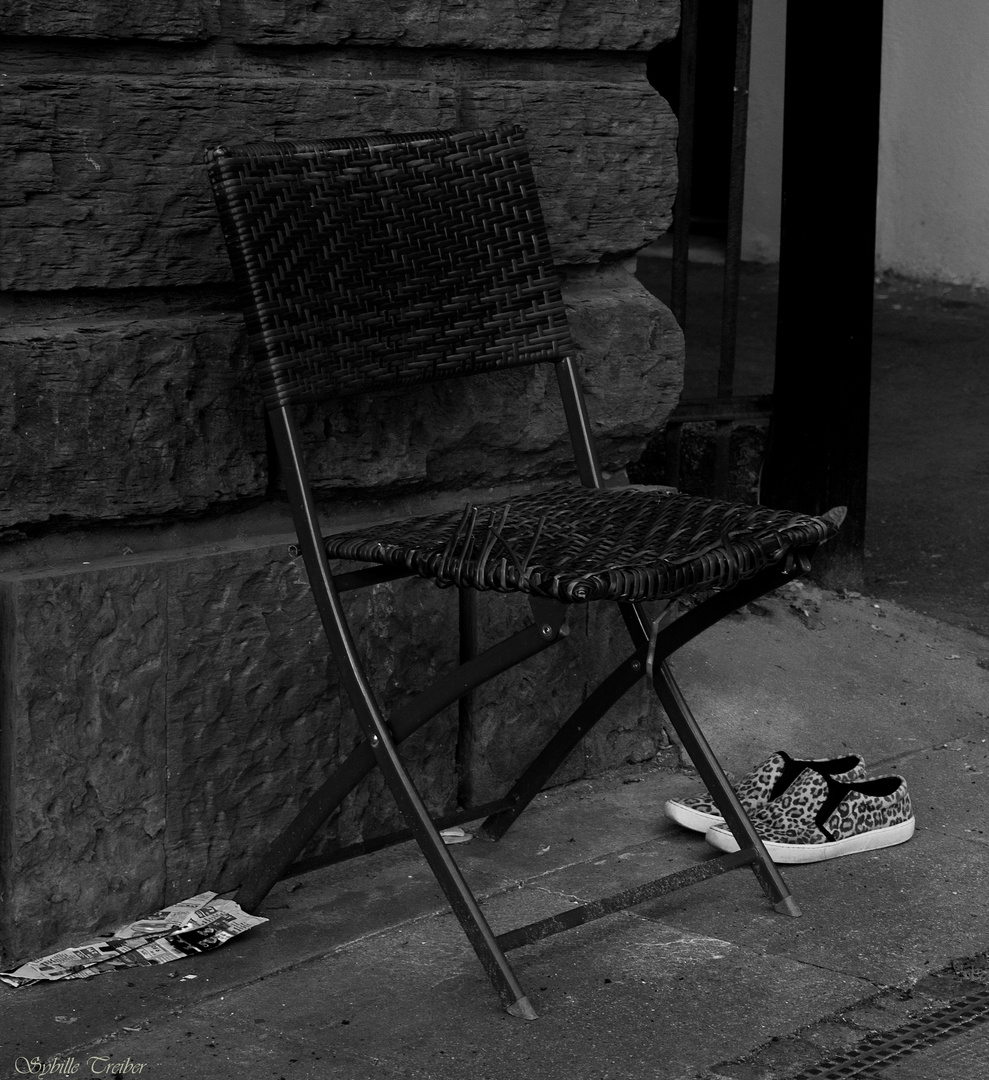 La chaise et les chaussures