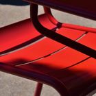 La chaise rouge.
