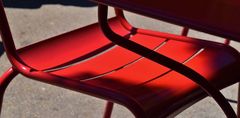 La chaise rouge.