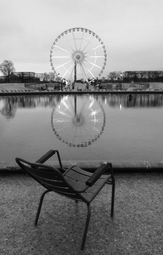 La chaise solitaire face à la grande roue