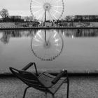 La chaise solitaire face à la grande roue