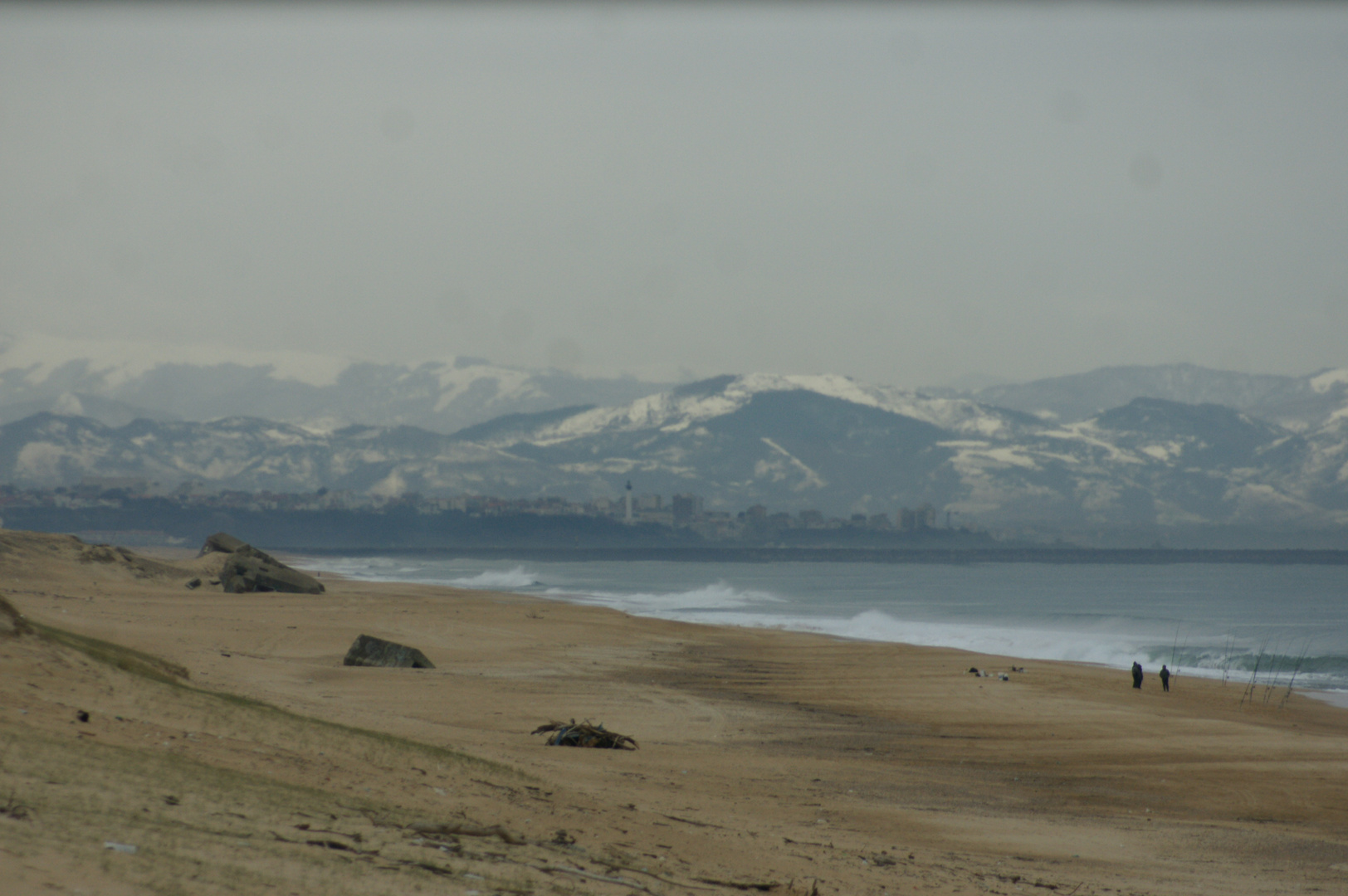 LA CHAÎNE DES PYRENEES VUE DE LA PLAGE DE LABENNE .(LANDES)