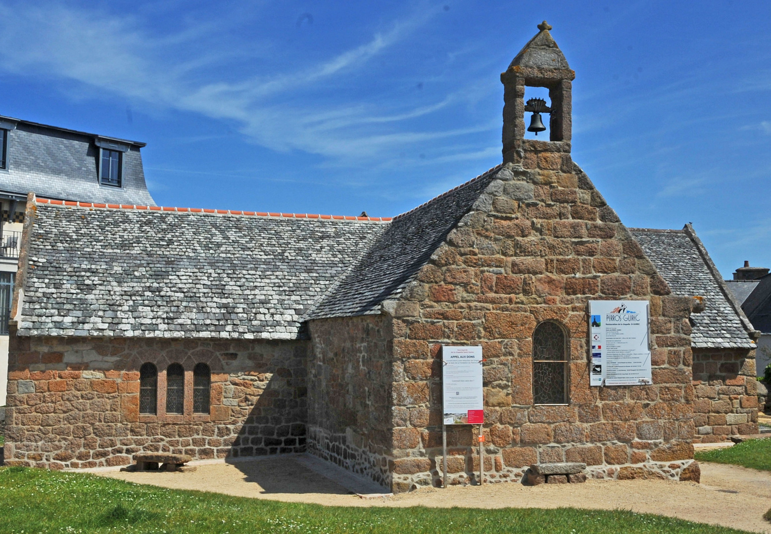 la chapelle sous le beau ciel bleu!