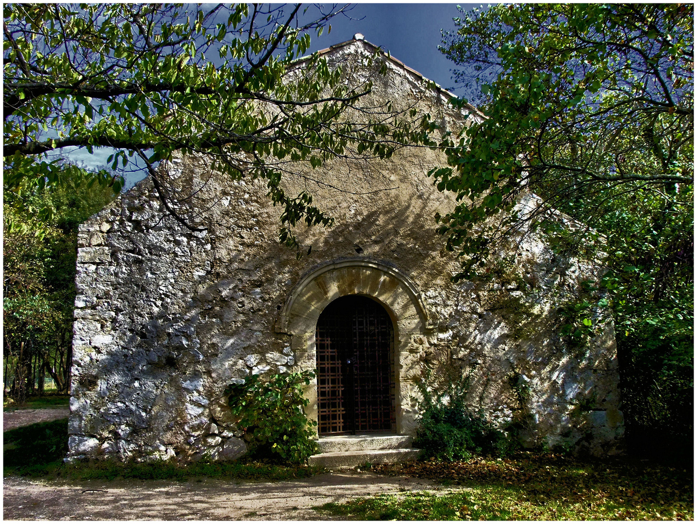 La chapelle sous les arbres