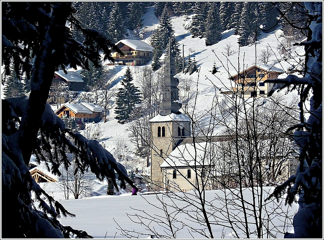 La chapelle ,vue à travers les sapins !