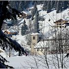 La chapelle ,vue à travers les sapins !