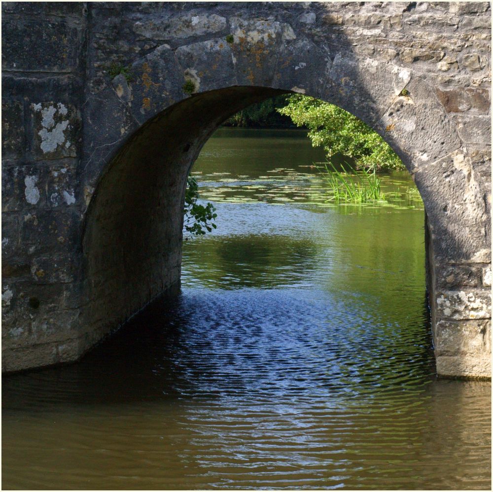 La Charente sous une des arches du Pont Roman de Châtain