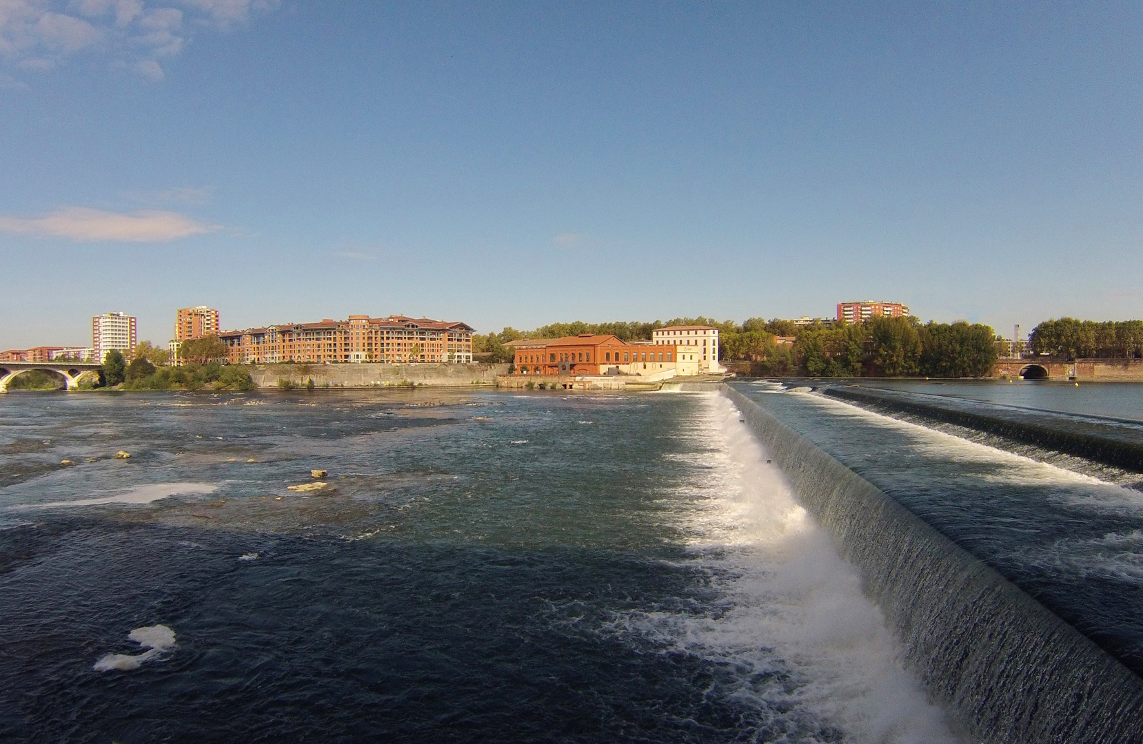 La chaussée du Bazacle sur la Garonne à Toulouse