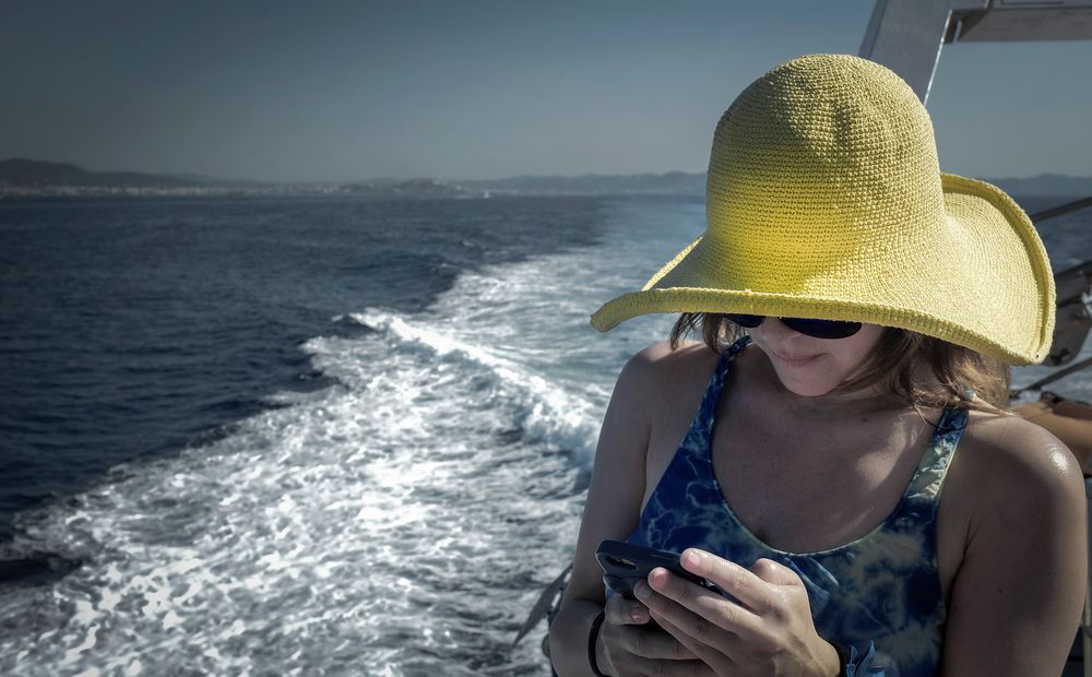 La chica del sombrero amarillo.