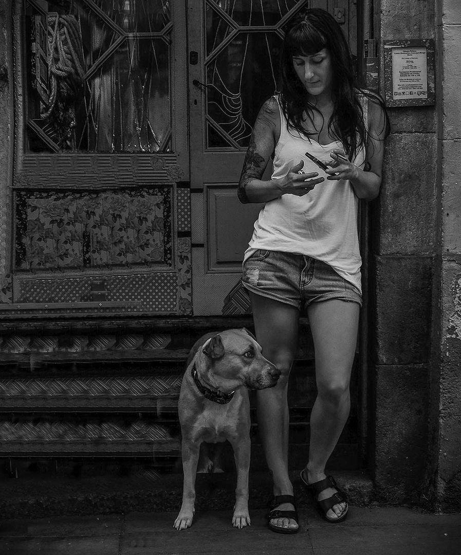 'La chica y el perro'