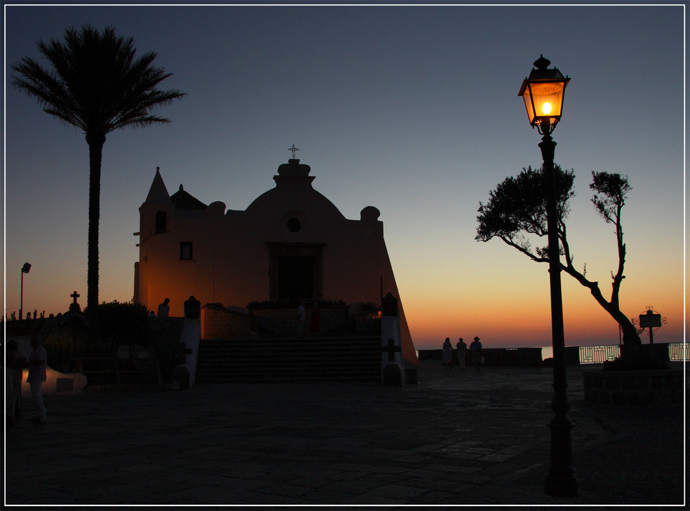 La chiesa al tramonto